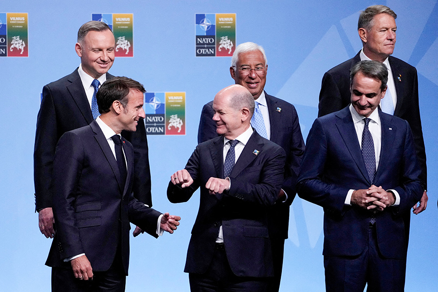 На первом плане слева направо: президент Франции Эмманюэль Макрон, канцлер Германии Олаф Шольц, премьер-министр Греции Кириакос Мицотакис. На втором плане слева направо: президент Польши Анджей Дуда, премьер-министр Португалии Антониу Кошта, президент Румынии Клаус Йоханнис