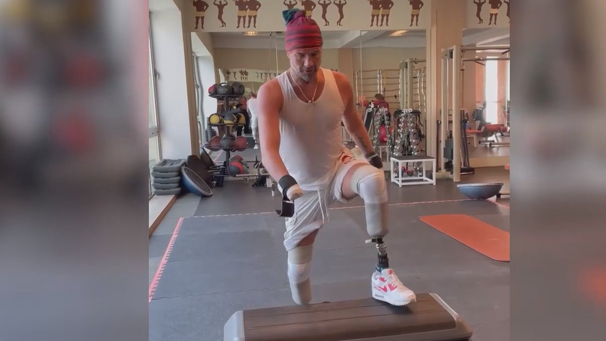 Костомаров в новом ролике показал свой прогресс в тренировках на протезах