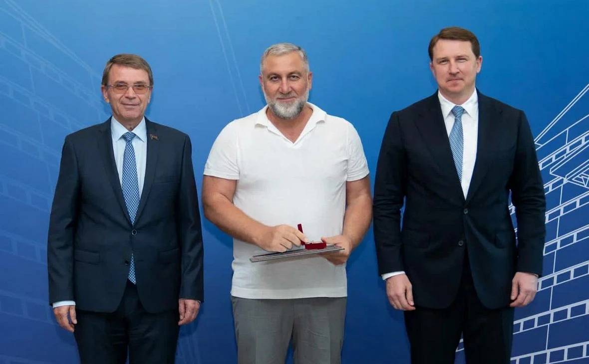 Фото: Шамиль Нунаев (в центре) во время вручения награды «Заслуженный строитель города Сочи», приуроченной ко Дню строителя, фото предоставлено компанией «Альпика Групп»