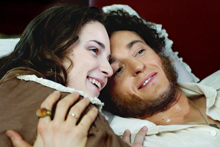 Анна Снаткина и Сергей Безруков во время съемок фильма &laquo;Пушкин: Последняя дуэль&raquo; режиссера Натальи Бондарчук, 2004 год