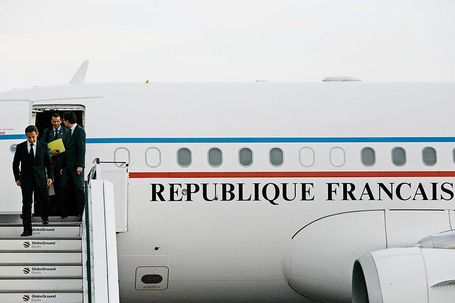 Новый президент Франции Николя Саркози прибыл в военную зону аэропорта Тегель&nbsp;в Берлине, Германия,&nbsp;16 мая 2007 года