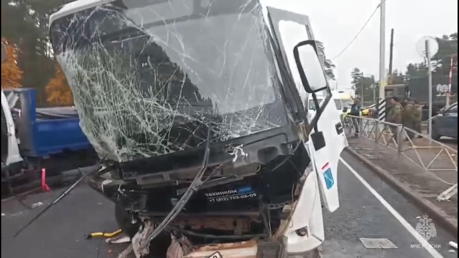 Девять человек пострадали в ДТП с автобусом и «Газелью» в Ленобласти