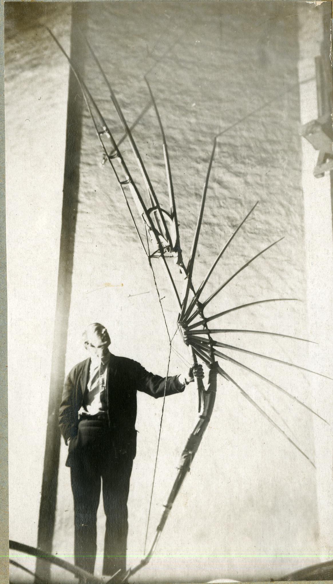 Владимир Татлин с крылом «Летатлина». Начало 1930-х