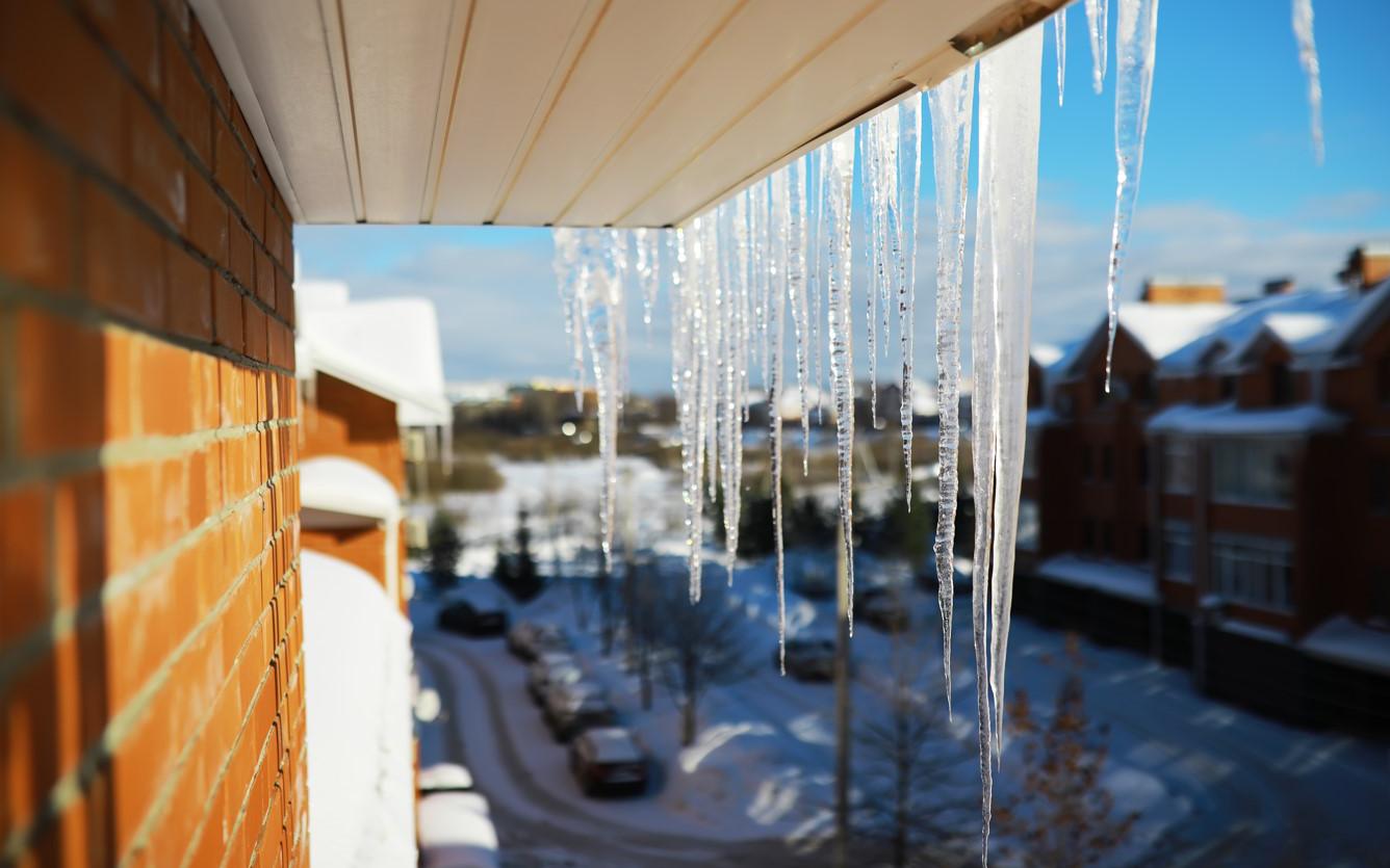 Почему на крыше образуются сосульки и кто должен их сбивать
