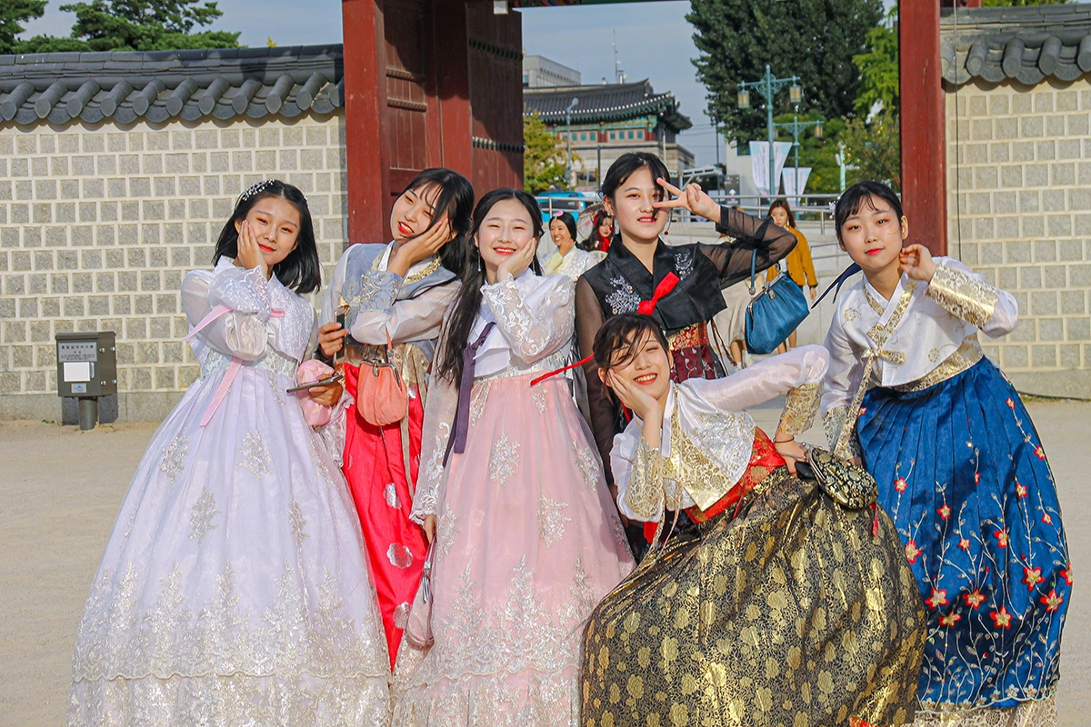 Некоторые корейцы наряжаются на торжества в национальные костюмы