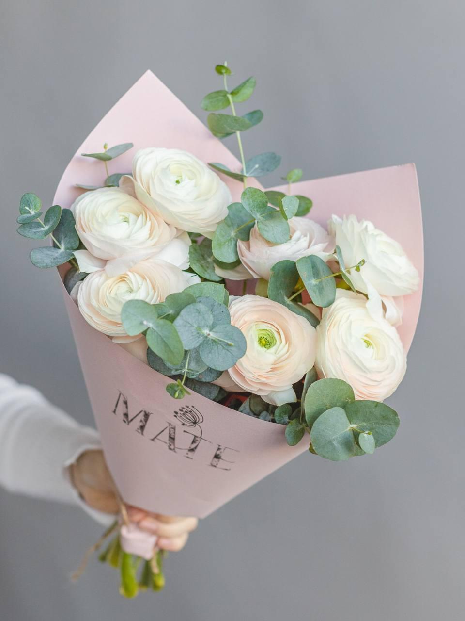 С 14 февраля при заказе авторских букетов в MATE flowers будут дарить подарки от бренда Holika Holika