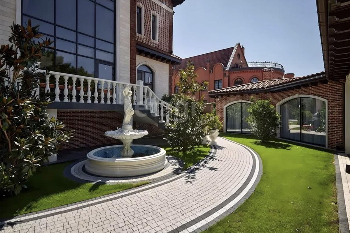 Как выглядят самые дорогие продающиеся в мегаполисах России дома