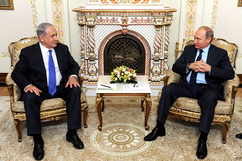 Президент России Владимир Путин и&nbsp;премьер-министр Израиля Биньямин Нетаньяху (справа налево) во&nbsp;время встречи в&nbsp;Ново-Огарево. 21 сентября 2015 года