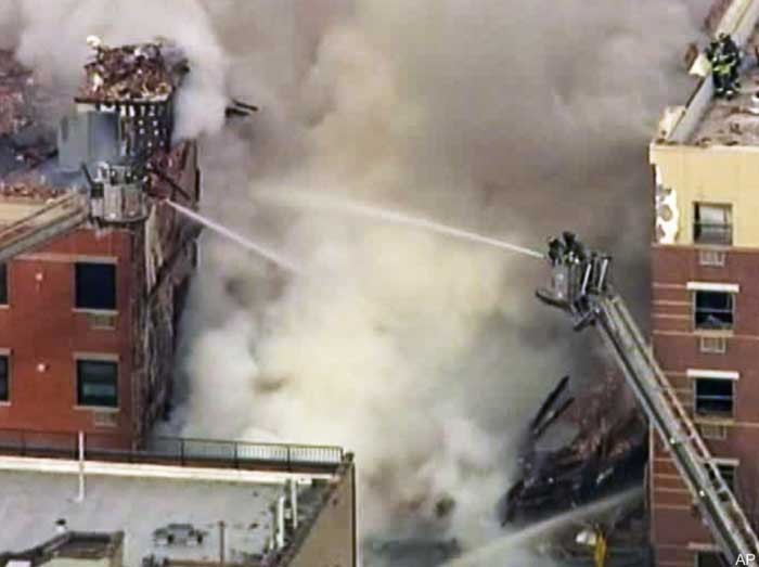 Из-за взрыва в Нью-Йорке обрушились два здания