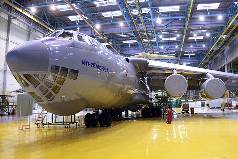 Модификация Ил-76МД-90АТяжелый транспортный самолет Ил-76МД-90А представляет собой модернизацию Ил-76МД, который производился в Узбекистане. После переноса производства в Россию самолет был модернизирован, получив в том числе новый пилотажно-навигационный комплекс. Первый демонстрационный полет обновленный лайнер совершил в октябре 2012г. Крупнейшим заказчиком самолета является российское Минобороны, которое купило 39 Ил-76МД-90A.