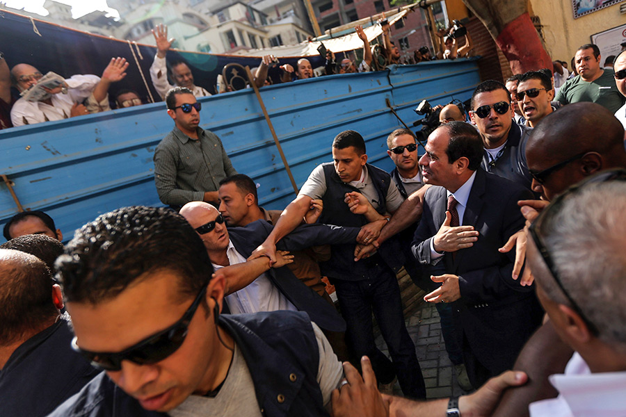 Политик: Абдул-Фаттах Хали ас-Сиси, Египет

Возраст: 62 года. Руководит страной с&nbsp;июня 2014 года

Ас-Сиси, один из&nbsp;самых известных египетских политиков, был в числе&nbsp;организаторов военного переворота 2013 года &mdash;&nbsp;результатом стало свержение президента Египта Мухаммеда Мурси. В конце мая 2014 года в&nbsp;стране прошли выборы нового главы государства, на&nbsp;которых ас-Сиси победил с&nbsp;результатом 96,91%. Второй кандидат набрал всего&nbsp;3,09% голосов избирателей.
