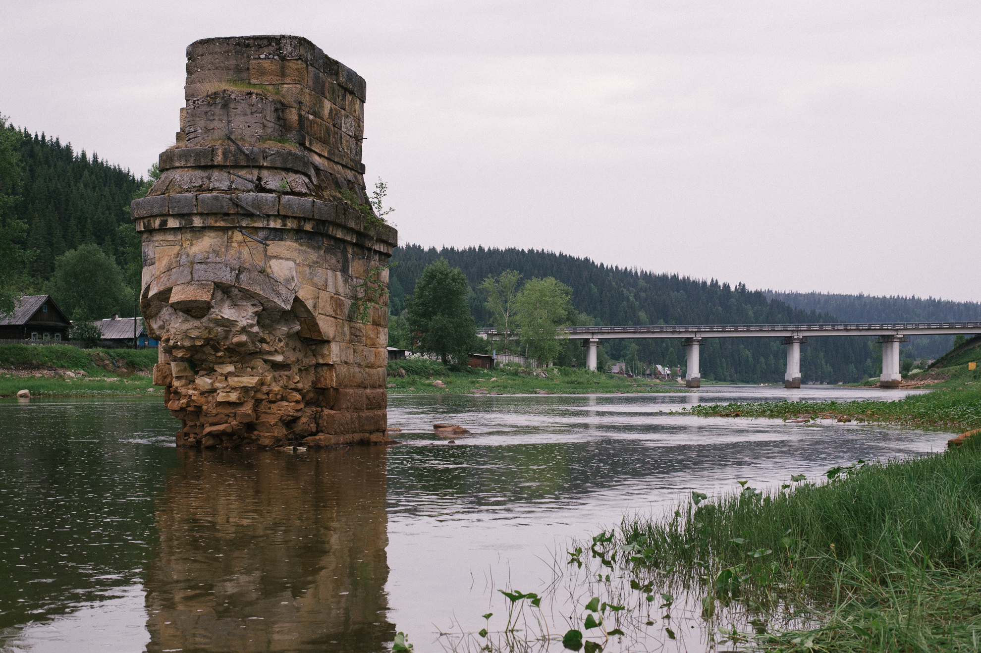 Местные жители уезжают на работу в соседние города &mdash; Гремячинск и Губаху. Кроме того, в округе много колоний, где работают местные.

На фото: ​река Усьва и опора старого моста примерно в 10 км от поселка Юбилейный.
