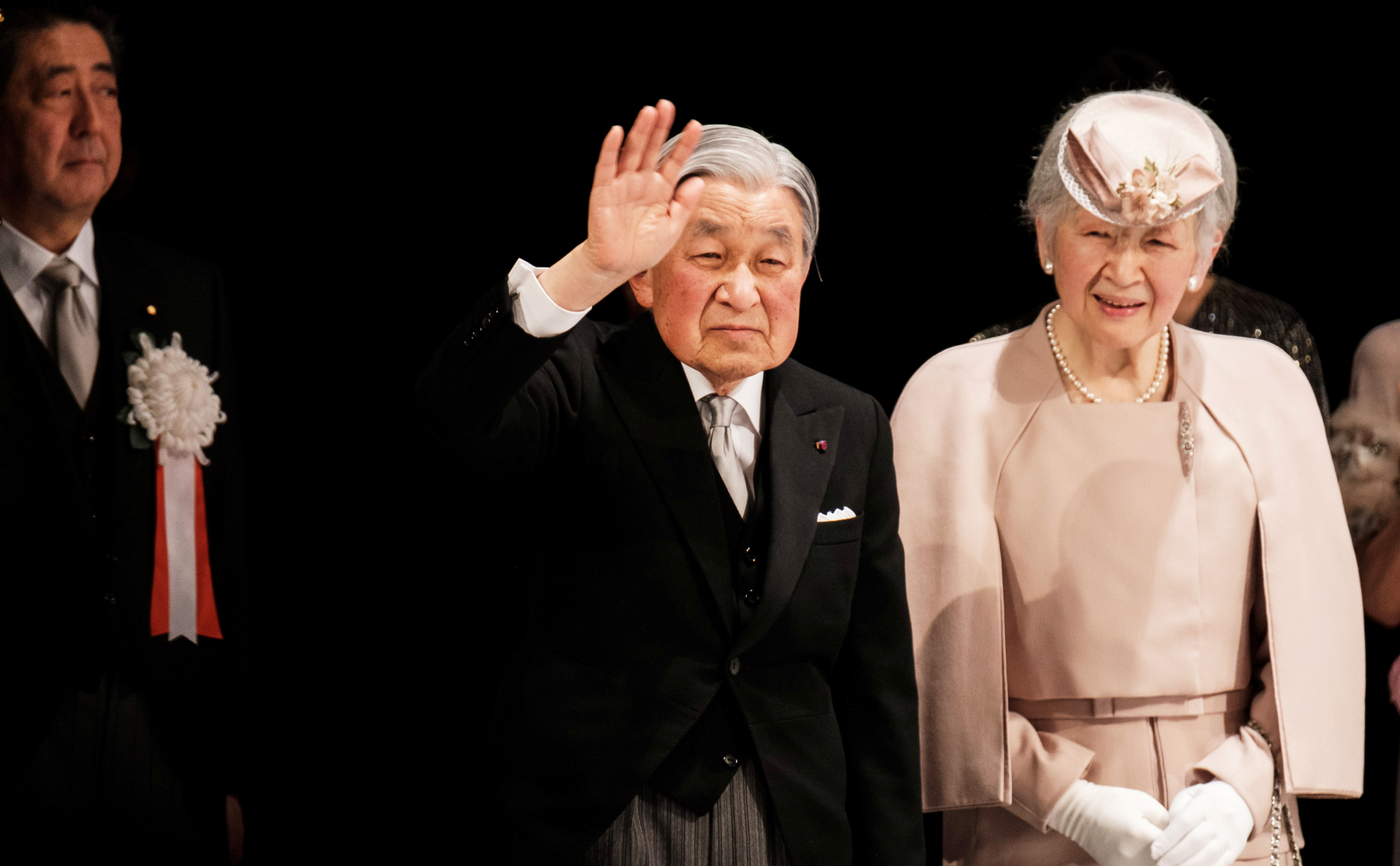 Премьер-министр Японии Синдзо Абэ и Акихито с императрицей Седу Митико (слева направо)