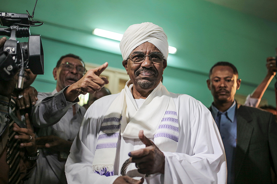 В последние годы в Судане ухудшилась экономическая ситуация. В 2018-м инфляция достигла 70%, а повышение цен на хлеб втрое вызвало массовые протесты. Затем демонстранты стали требовать отставки аль-Башира. В феврале он пошел на уступки митингующим, отказавшись от проведения через парламент закона, который снова&nbsp;позволил бы ему баллотироваться на президентский пост в 2020 году
