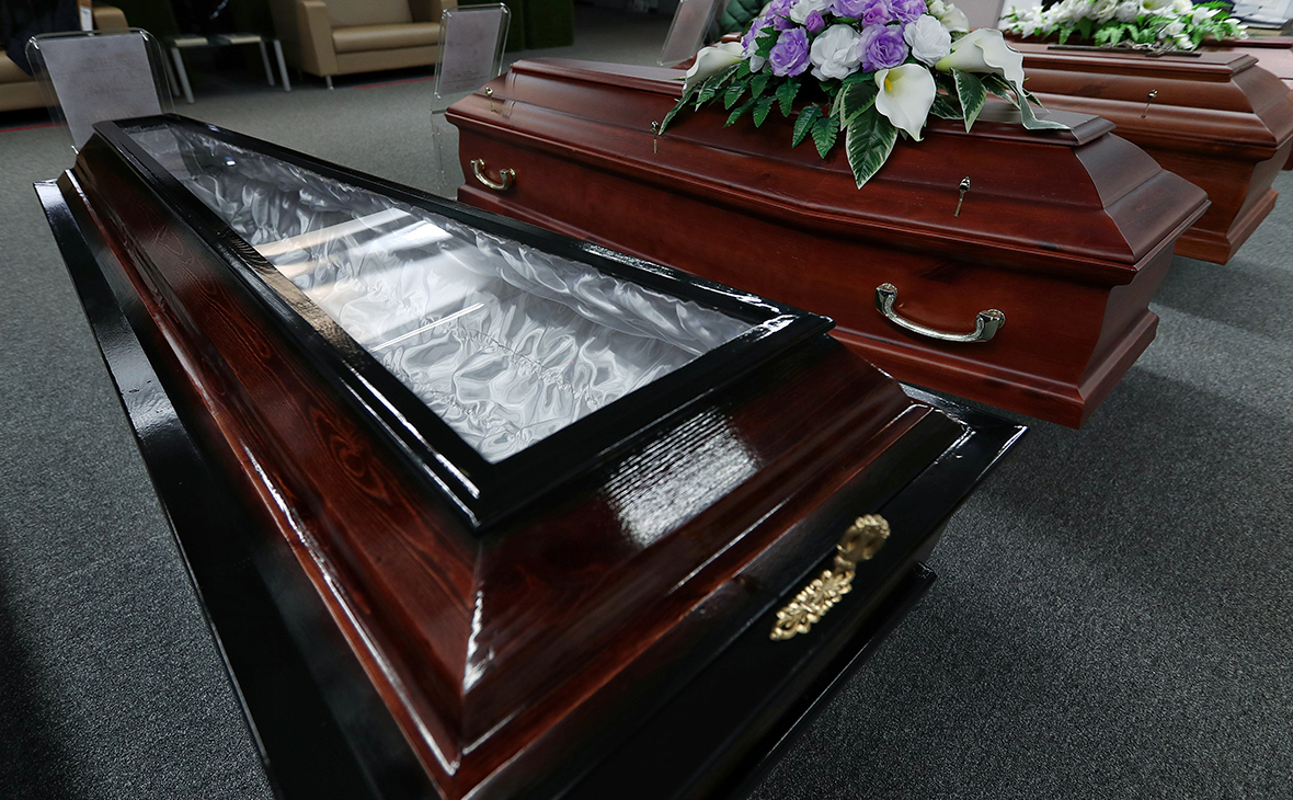 Что нельзя класть в гроб к покойнику: приметы и православная традиция