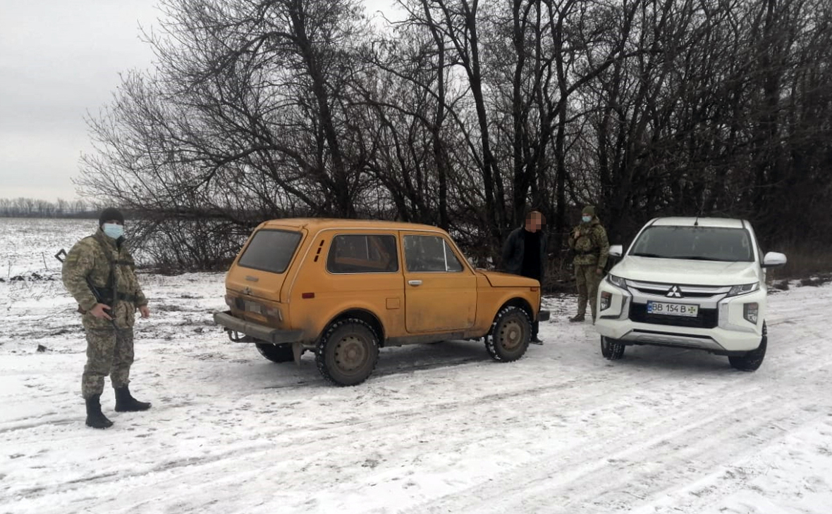 На границе Украины валюту попытались передать через забор
