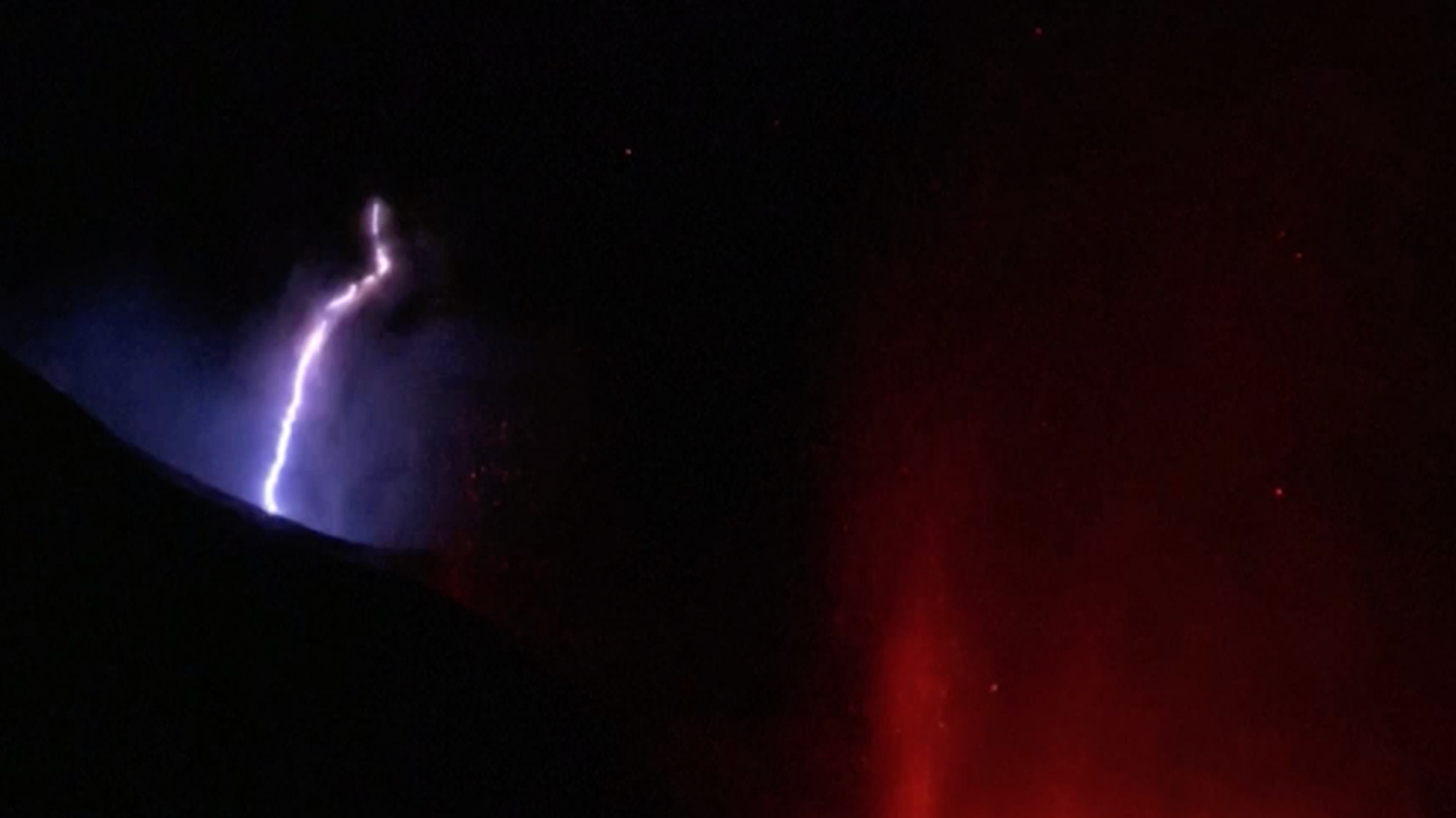 Появилось видео с молниями у извергающегося на Канарах вулкана