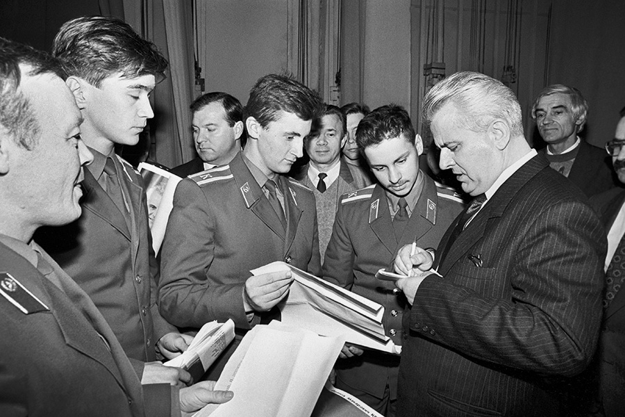На фото: председатель Леонид Кравчук во время встречи с военнослужащими местного гарнизона, 5 сентября 1991 года