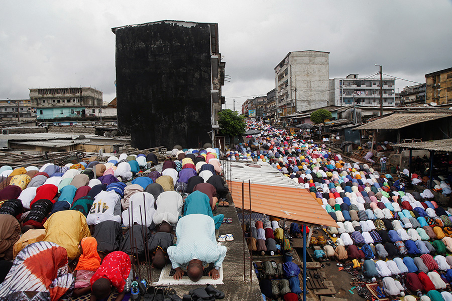 Мусульмане в Аттекубе, одной из коммун Абиджана в Кот-д&#39;Ивуаре