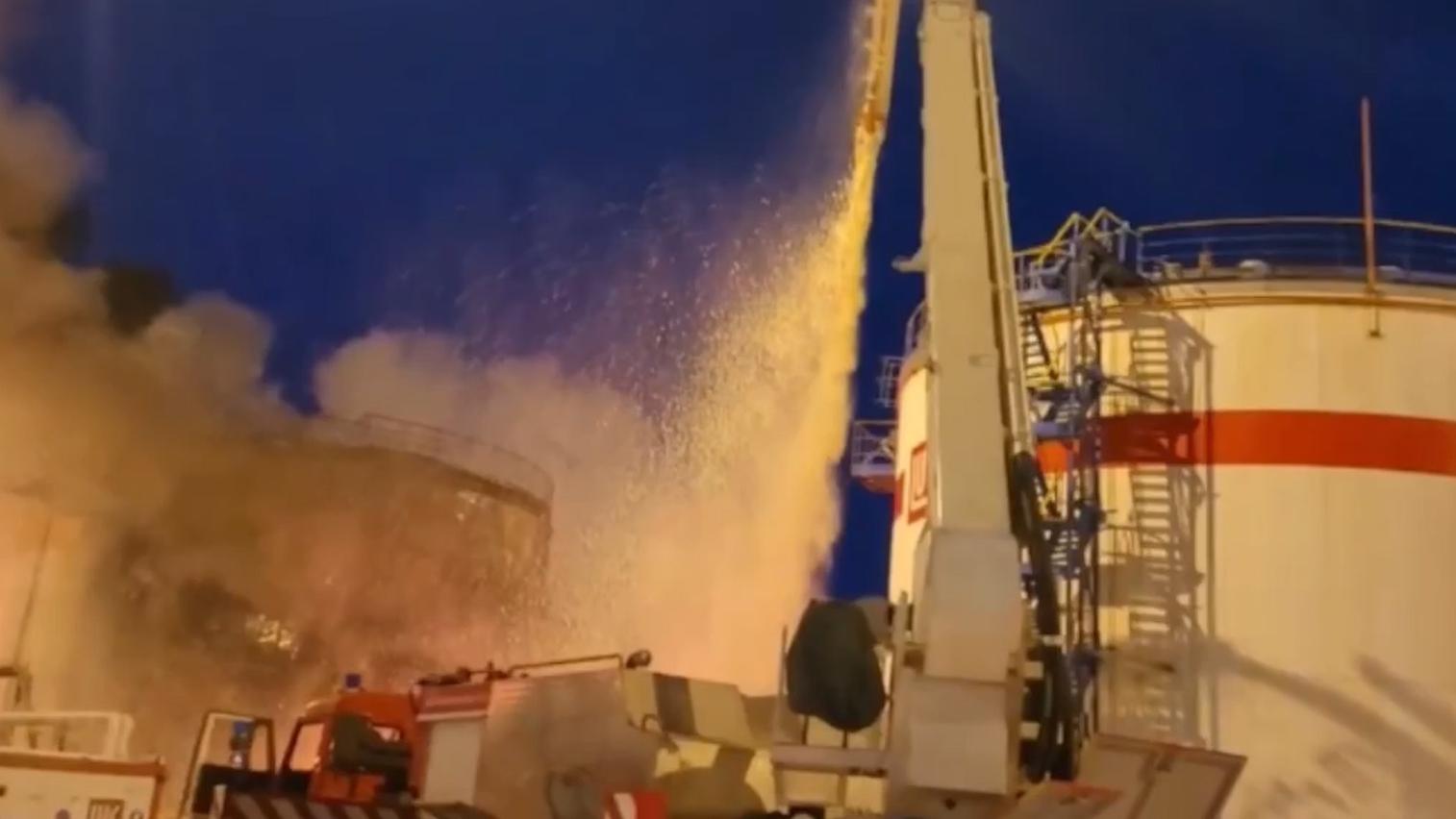 Пожар на объекте ЛУКОЙЛа в Коми перебросился на резервуар с нефтью