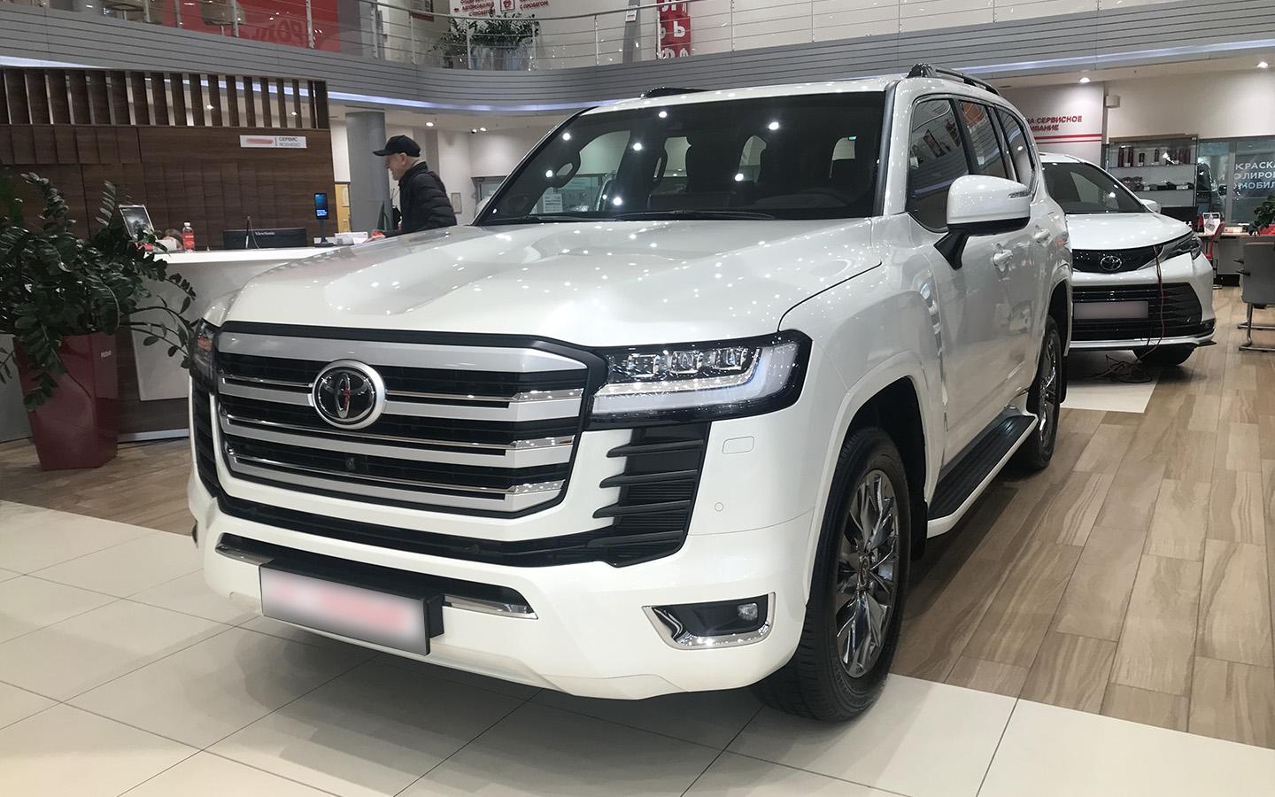 «Это фейк». Дилеры — о возобновлении официальных продаж Toyota в России
