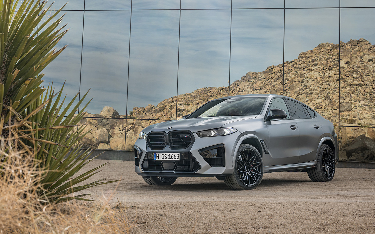 BMW X6 M

В 2015 году в России дебютировал мощный кроссовер BMW X6 M с 575-сильным мотором V8 и разгоном до сотни&nbsp;за 4,2 секунды. Цена на новинку тогда составляла 6,2 млн руб. Машины привозили с завода в США, сейчас их поставляют через параллельный импорт. Сейчас BMW X6 M третьего поколения после рестайлинга обойдется по цене от 19&nbsp;050&nbsp;000 до 32&nbsp;000&nbsp;000 руб.

Характеристики минимальных версий

2015 год


Двигатель&nbsp;&mdash; 4,4 л
Мощность&nbsp;&mdash; 575 л.с.
Коробка&nbsp;&mdash; &laquo;автомат&raquo;
Макс. скорость&nbsp;&mdash; 250 км/ч
Разгон до 100 км/ч&nbsp;&mdash; 4,2 секунды


2025 год


Двигатель&nbsp;&mdash; 4,4 л
Мощность&nbsp;&mdash; 625 л.с.
Коробка&nbsp;&mdash; &laquo;автомат&raquo;
Макс. скорость&nbsp;&mdash; 250 км/ч
Разгон до 100 км/ч&nbsp;&mdash; 3,9 секунды
