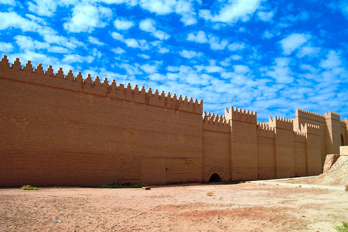 Филон Византийский в своем трактате о чудесах света заменил Александрийский маяк стенами Вавилона