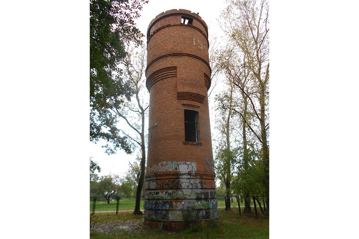 Кирпичная водонапорная башня, расположенная на территории Митинского парка (СЗАО)