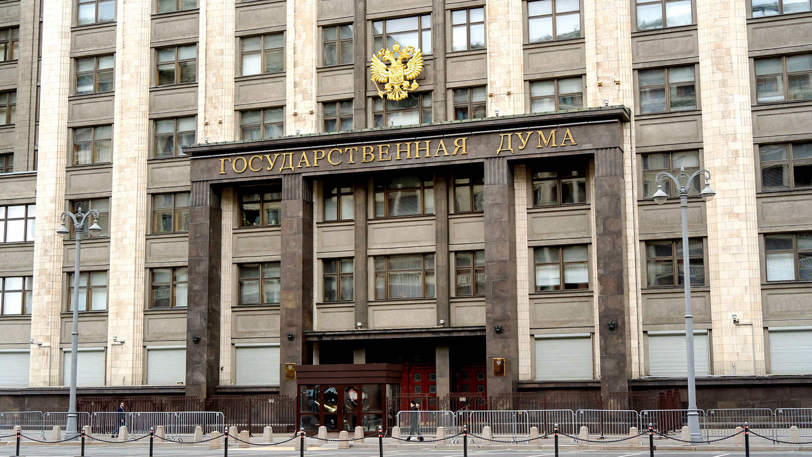 В Госдуме запретили изымать у многодетных семей участки и авто за долги