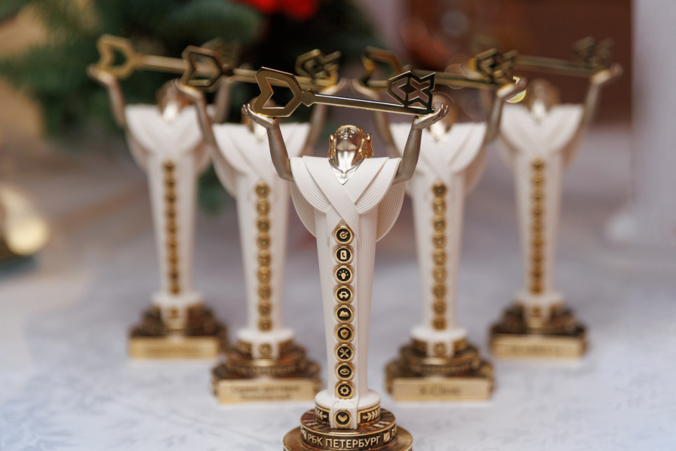 Наградной знак премии Customer eXperience Award РБК Петербург