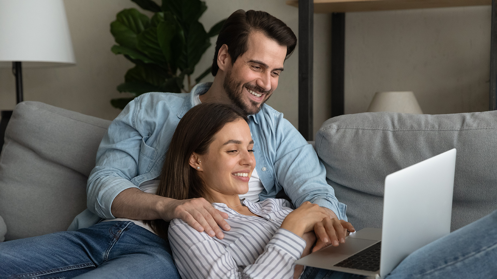 Россияне назвали досмотр сериала без партнера изменой