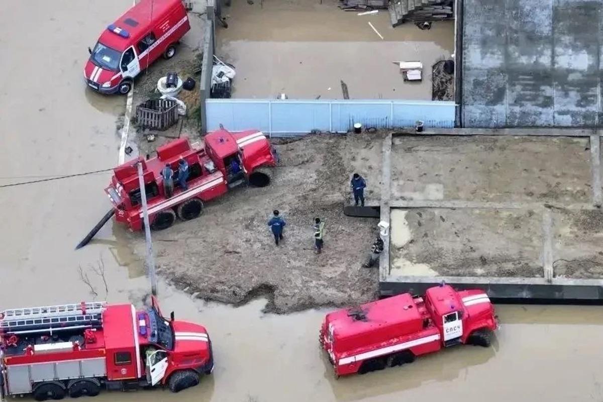 Экстренные службы Дагестана эвакуируют жителей из затопленных районов Махачкалы, 30 марта 2026 года