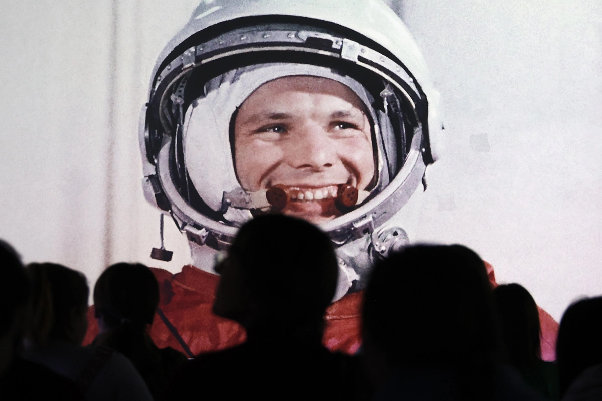 Первый в истории полет в космос совершил Юрий Гагарин 12 апреля 1961 года