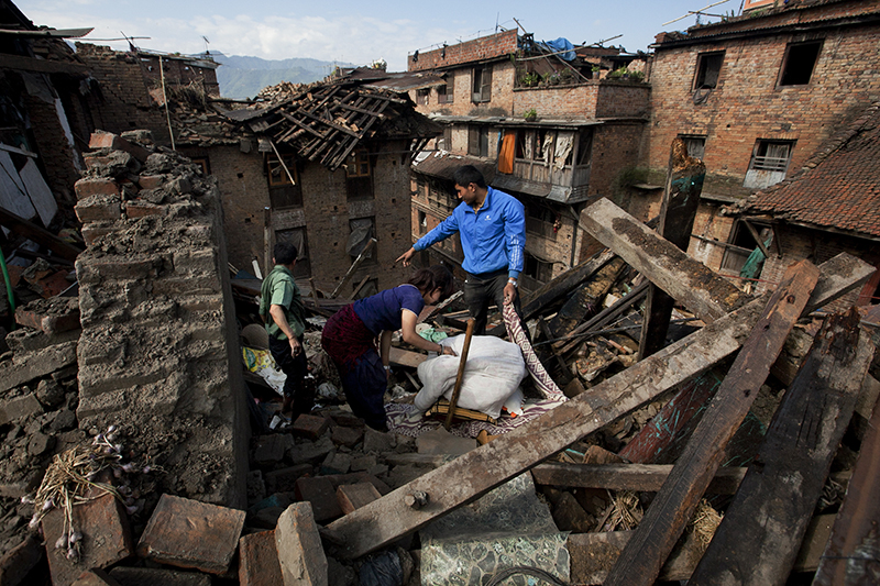 Землетрясение в&nbsp;Непале

Крупнейшее в&nbsp;2015 году стихийное бедствие произошло на&nbsp;территории Непала. В центральной части страны 25 апреля произошла серия толчков магнитудой&nbsp;7,8&ndash;8,1. Спустя менее трех недель землетрясение повторилось&nbsp;&mdash;&nbsp;на&nbsp;этот раз&nbsp;недалеко&nbsp;от&nbsp;столицы страны Катманду (магнитуда составила&nbsp;7,3). Жертвами двух землетрясений стали почти 9&nbsp;тыс. человек,&nbsp;в том числе двое россиян&nbsp;&mdash;&nbsp;дипломаты Алексей Липеев и&nbsp;Мария Яковлева. Экономике Непала был нанесен колоссальный ущерб: по некоторым оценкам, он достигал 100%&nbsp;ВВП. Разрушены были и&nbsp;многие архитектурные памятники страны, многие из&nbsp;которых входят в список&nbsp;культурного наследия ЮНЕСКО

Читайте подробнее&nbsp;Удар на&nbsp;100%&nbsp;ВВП: что&nbsp;будет с&nbsp;экономикой Непала после&nbsp;землетрясения

На фото:&nbsp;непальская семья на&nbsp;обломках своего дома в&nbsp;предместьях Катманду
