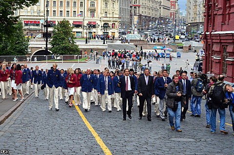 Спортсмены-олимпийцы возложили цветы к могиле Неизвестного солдата