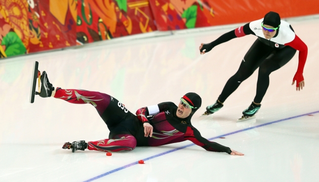 Моник Ангермюллер (на переднем плане) падает перед канадкой Кейлин Ирвин в забеге на 1000 метров 