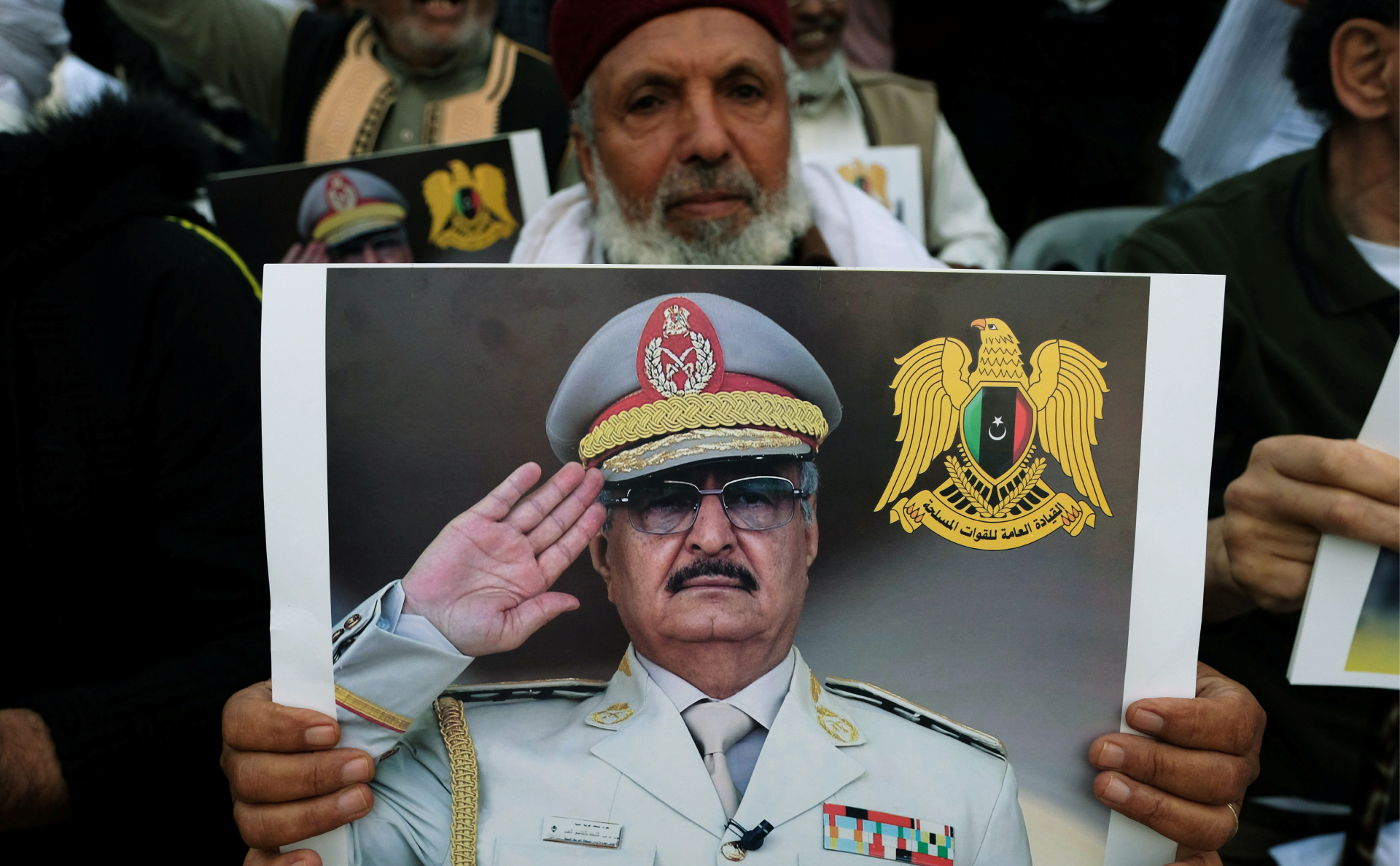 Житель Ливии с фотографией фельдмаршала Хафтара