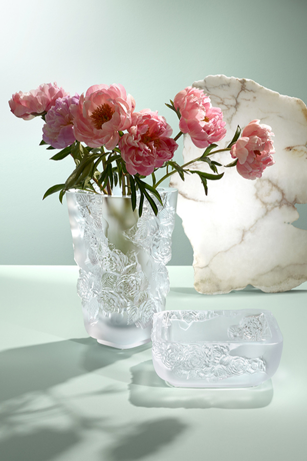Ваза для цветов, прозрачный хрусталь, 35 см, 541 000 руб.; блюдо, прозрачный хрусталь, диаметр 26 см, 254 000 руб., Lalique
