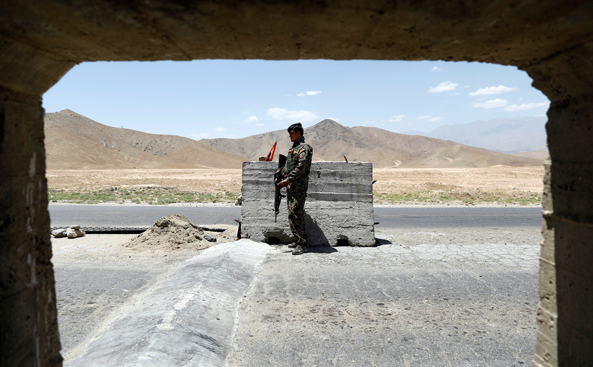 Афганский солдат возле авиабазы США после ухода американских войск
