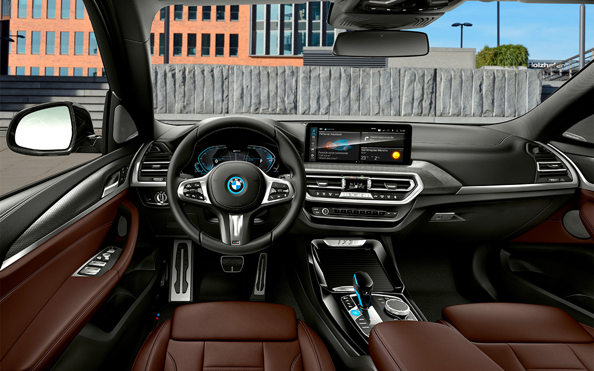 BMW представила обновленный кроссовер iX3