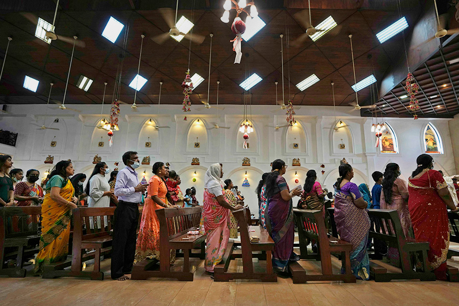 Большинство прихожан католического&nbsp;храма в&nbsp;городе Коломбо на&nbsp;Шри-Ланке участвуют в рождественской мессе в защитных масках