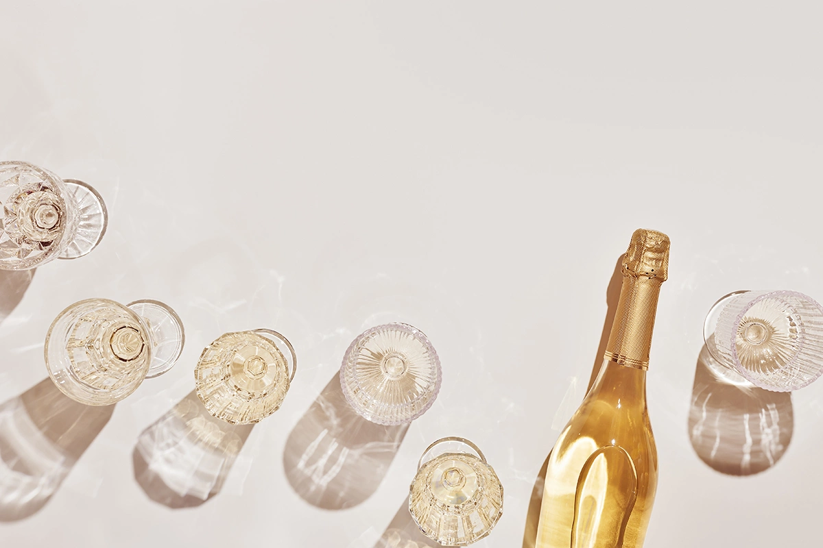 «Детское шампанское» — это безалкогольный сильногазированный напиток, имитирующий игристое вино, но по своей сути являющийся сладким лимонадом