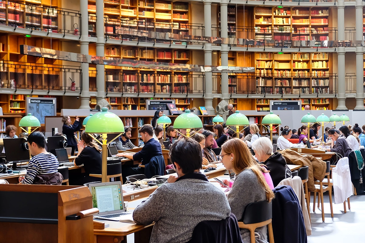 Единого универсального ответа на вопрос, сколько именно нужно читать ежедневно, не существует: все зависит от возраста, целей и привычек человека