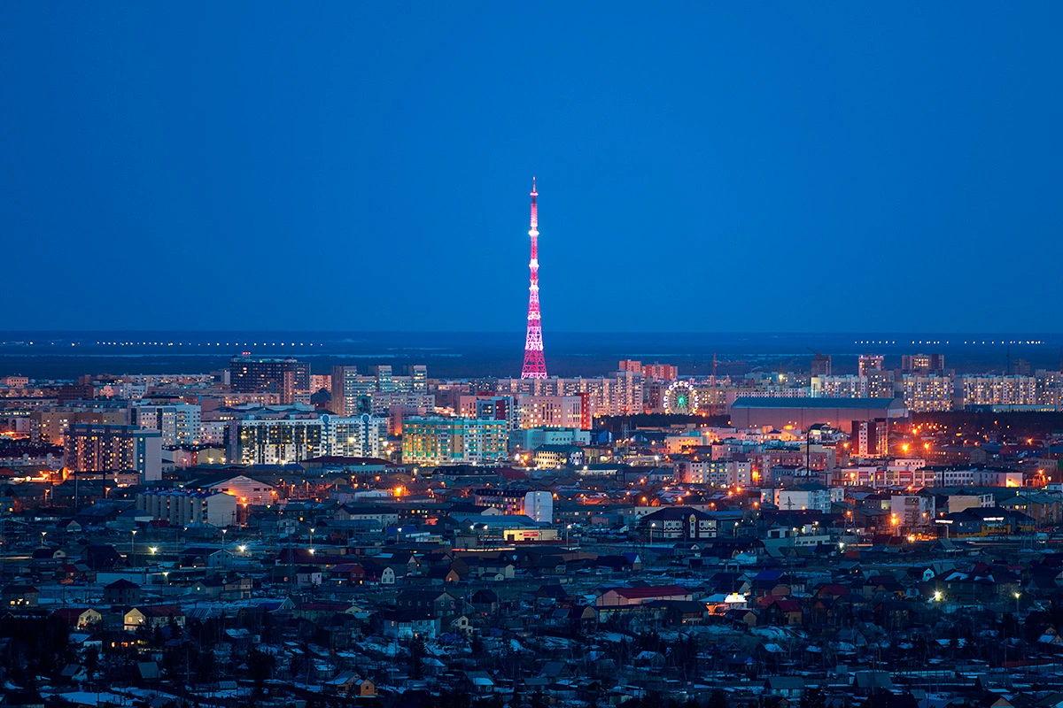 Город находится в зоне вечной мерзлоты, и зимние морозы тут царят почти круглый год