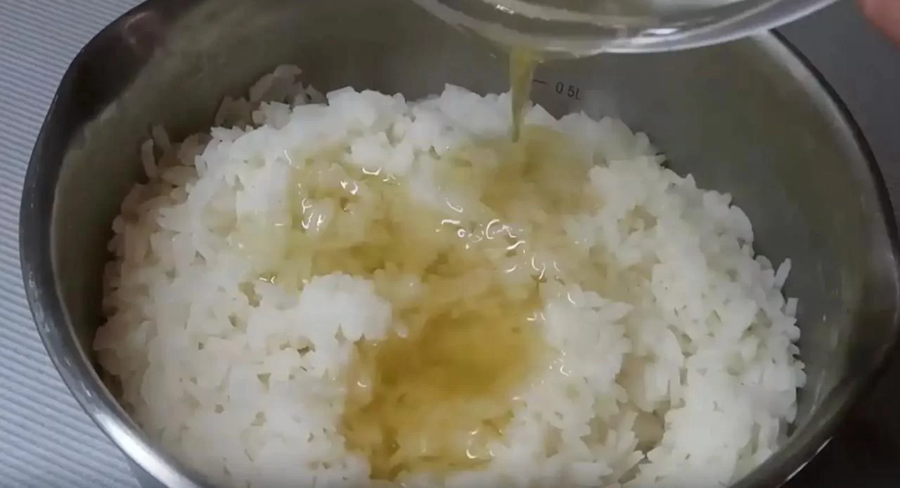 Смешайте рис с уксусом