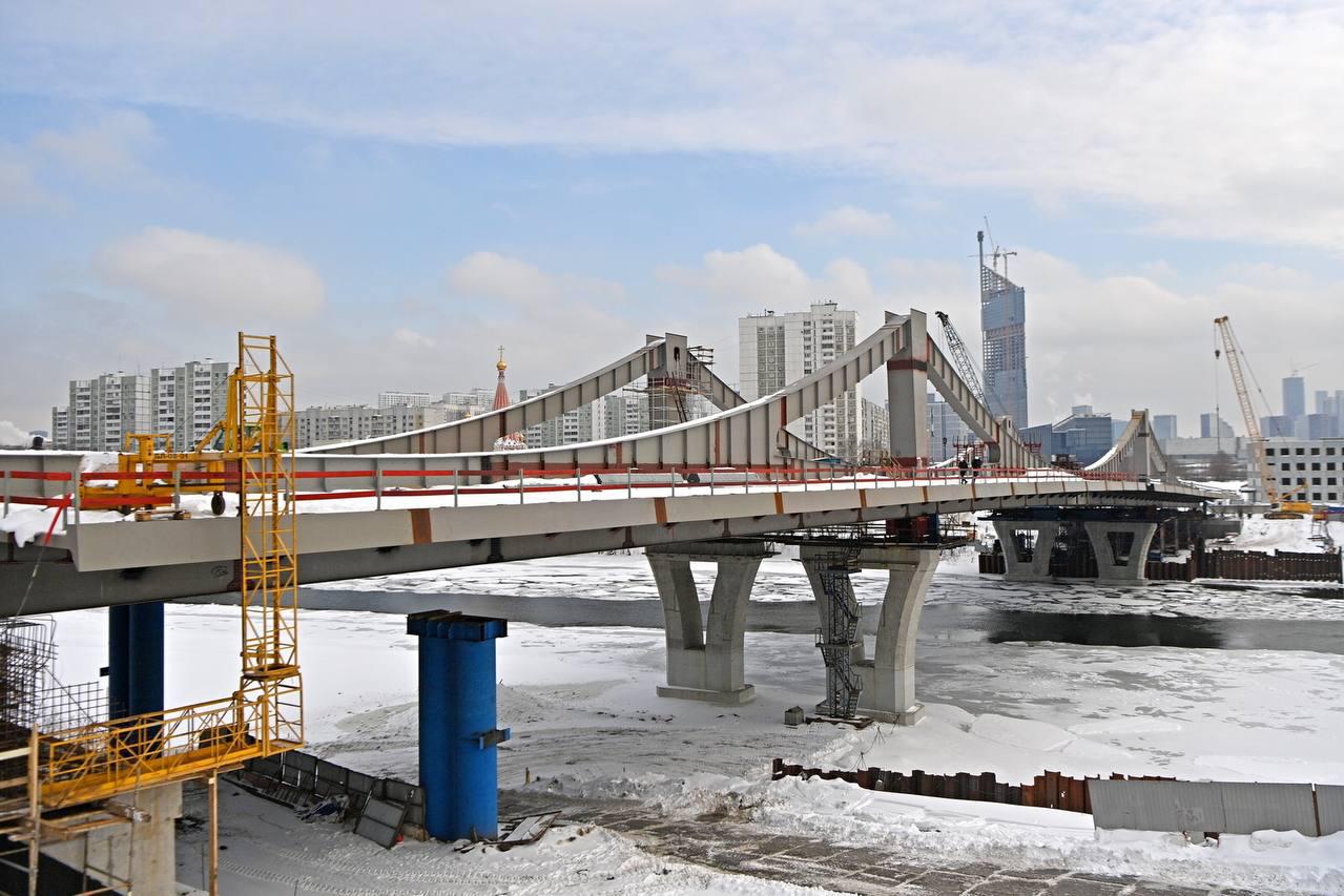 Из-за большого перепада высот между берегами надвижка со стороны Мневников велась с уклоном вниз, а со стороны Филевской поймы с уклоном вверх