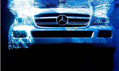Mercedes-Benz GL450 утопили в угоду искусству