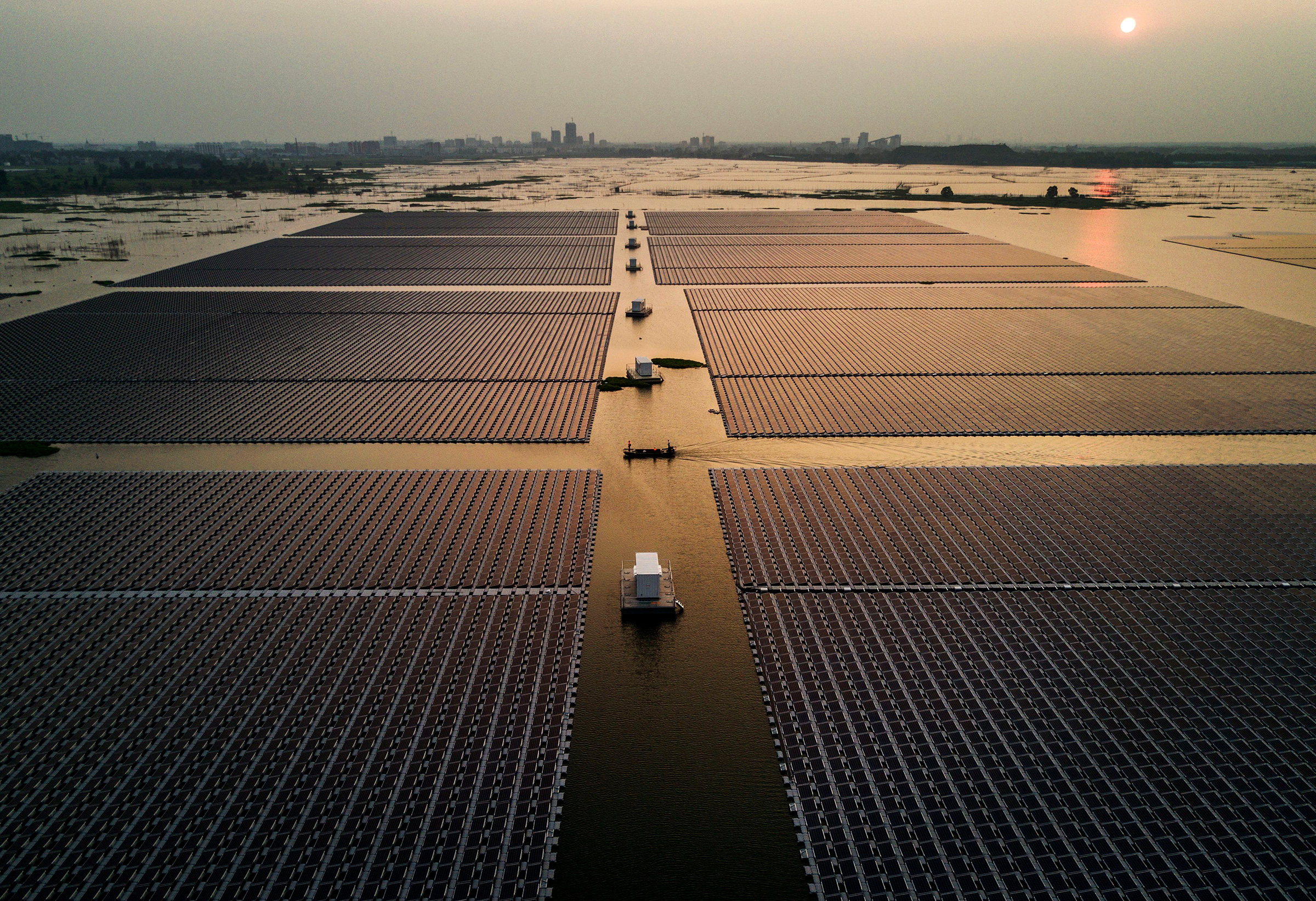 Крупнейшая в мире плавучая солнечная ферма почти достроена на месте старой затопленной угольной шахты к северо-западу от города Хуайнань провинции Аньхой
