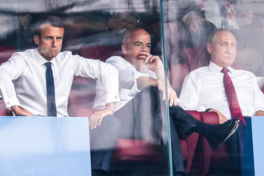 Президент Франции Эмманюэль Макрон, глава FIFA Джанни Инфантино и президент России Владимир Путин