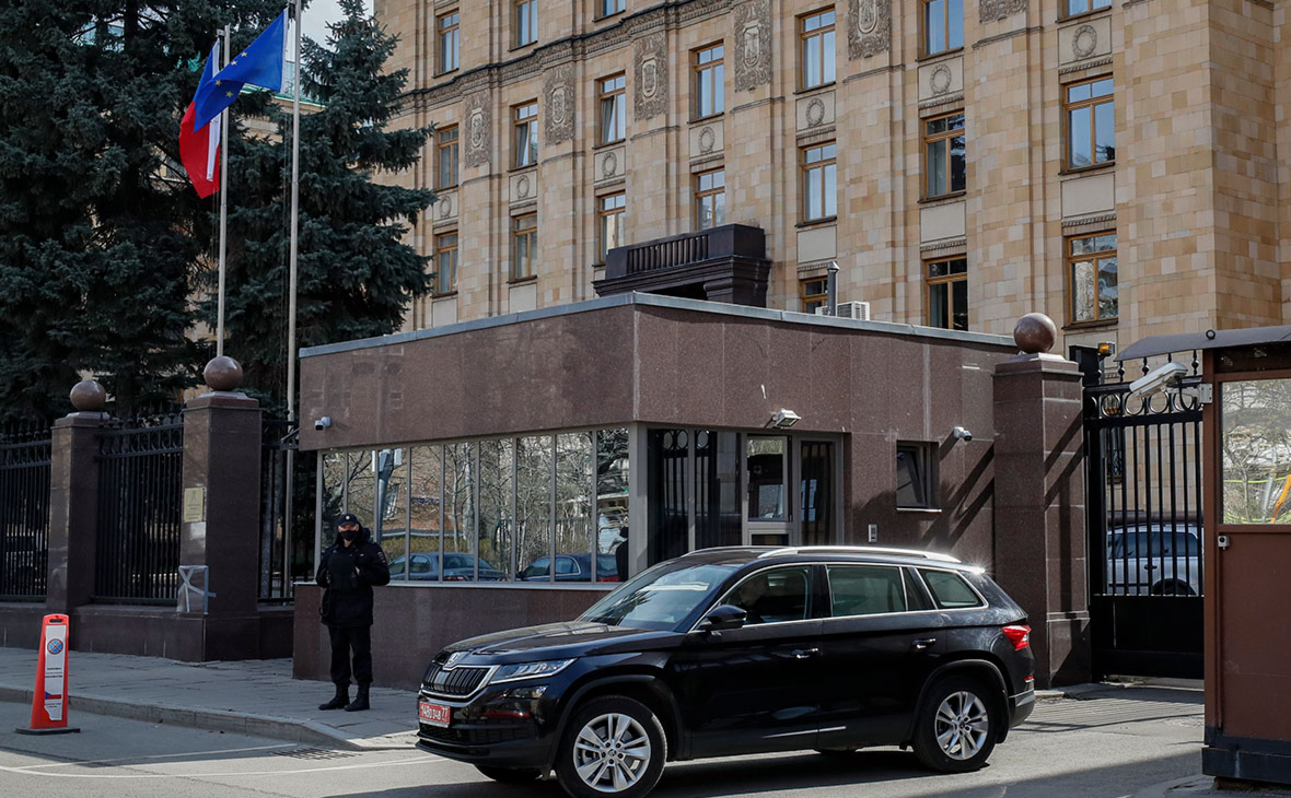 Автомобиль у здания посольства Чехии в Москве на улице Юлиуса Фучика